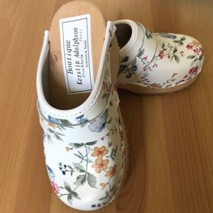 Toddler girls wooden clogs NWOT